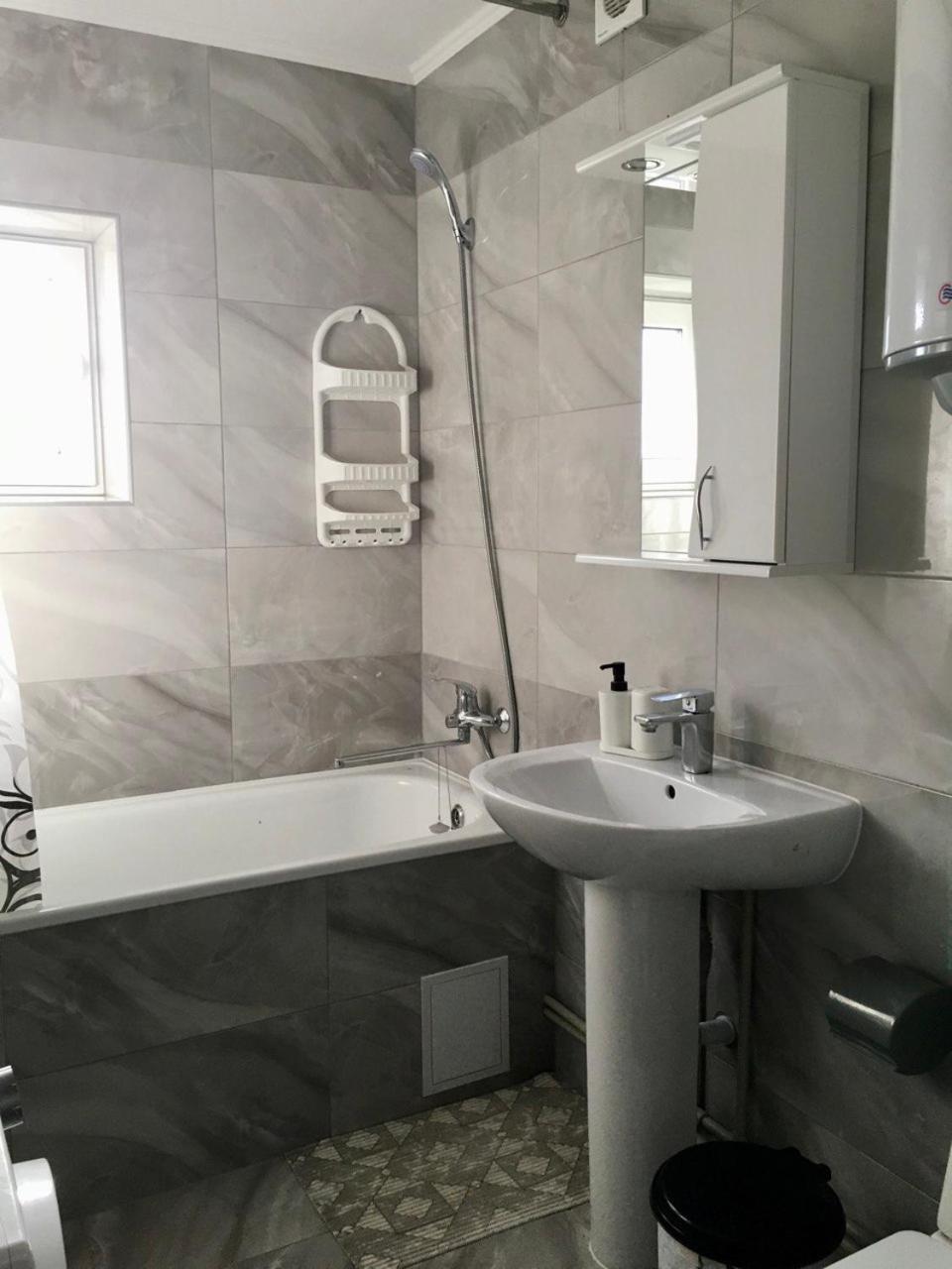 Котедж Шум Черемоша На Березі Річки Verhovîna Exterior foto