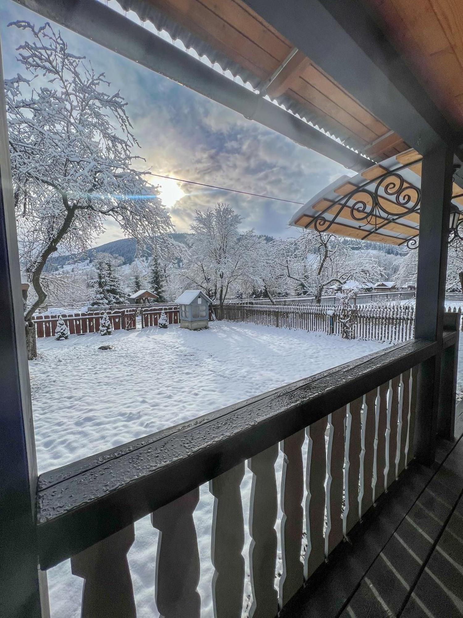 Котедж Шум Черемоша На Березі Річки Verhovîna Exterior foto